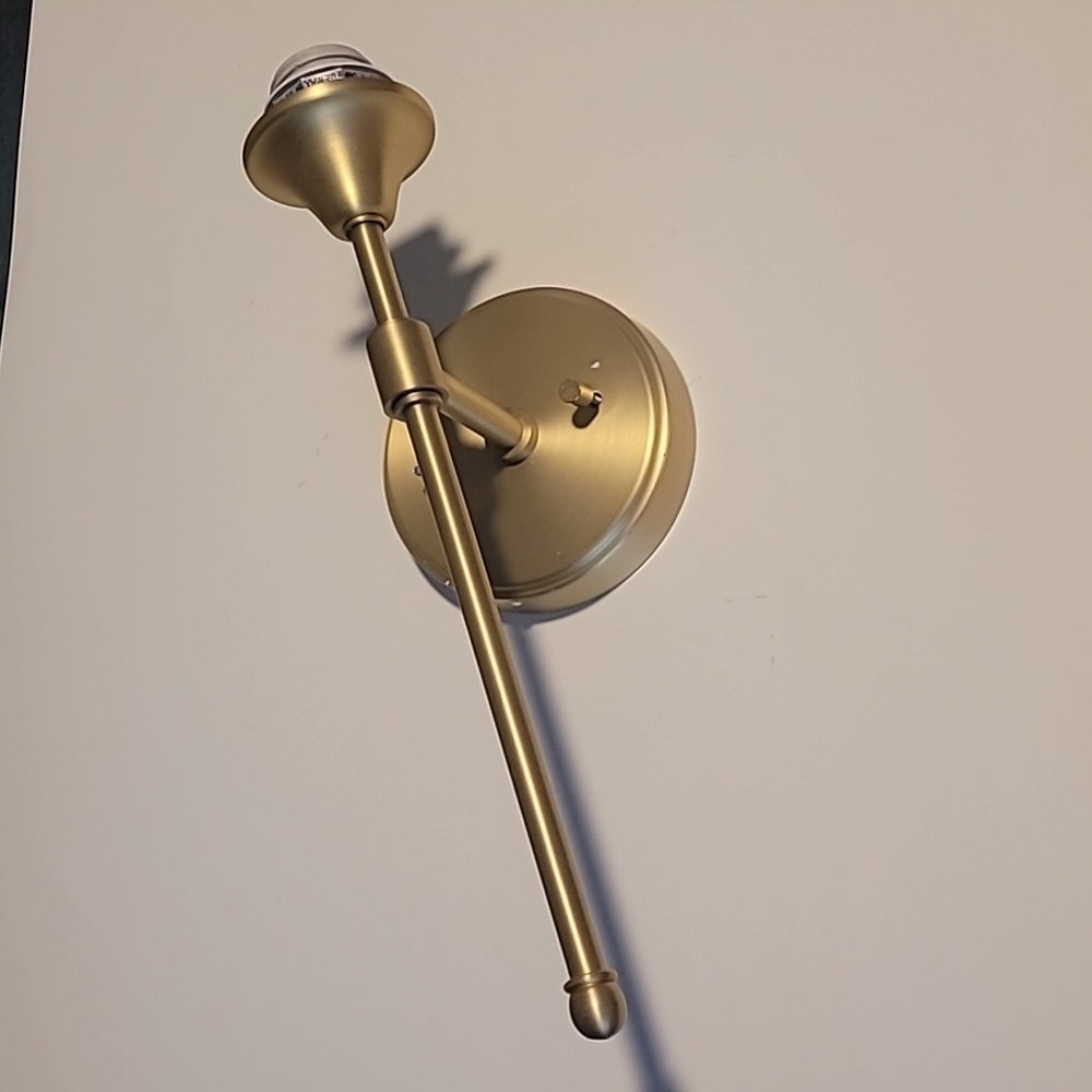 Gold wall mount lamp.  Open box as is. No brand.no screws.